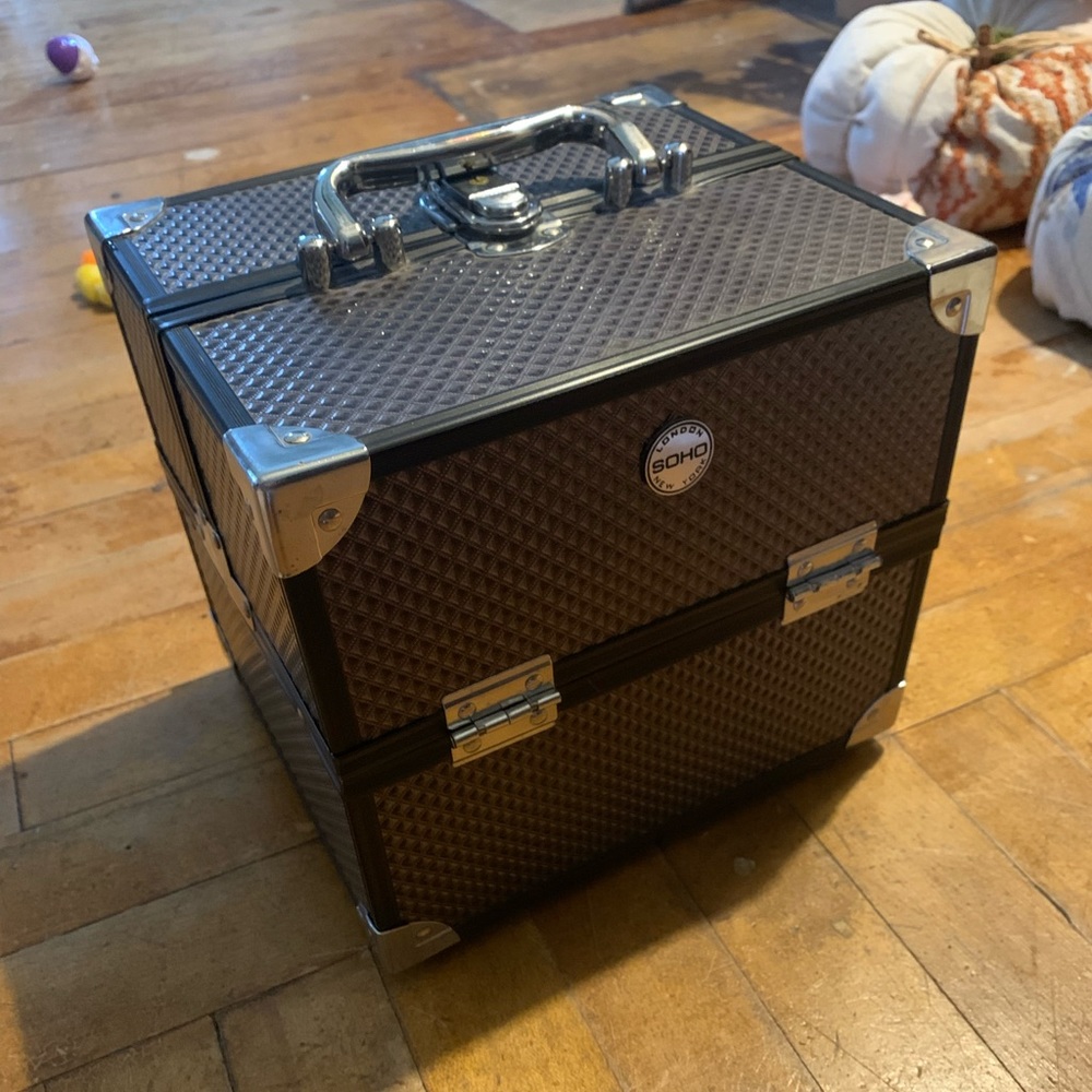 Makeup carrier, black and gray soho makeup box, lockable